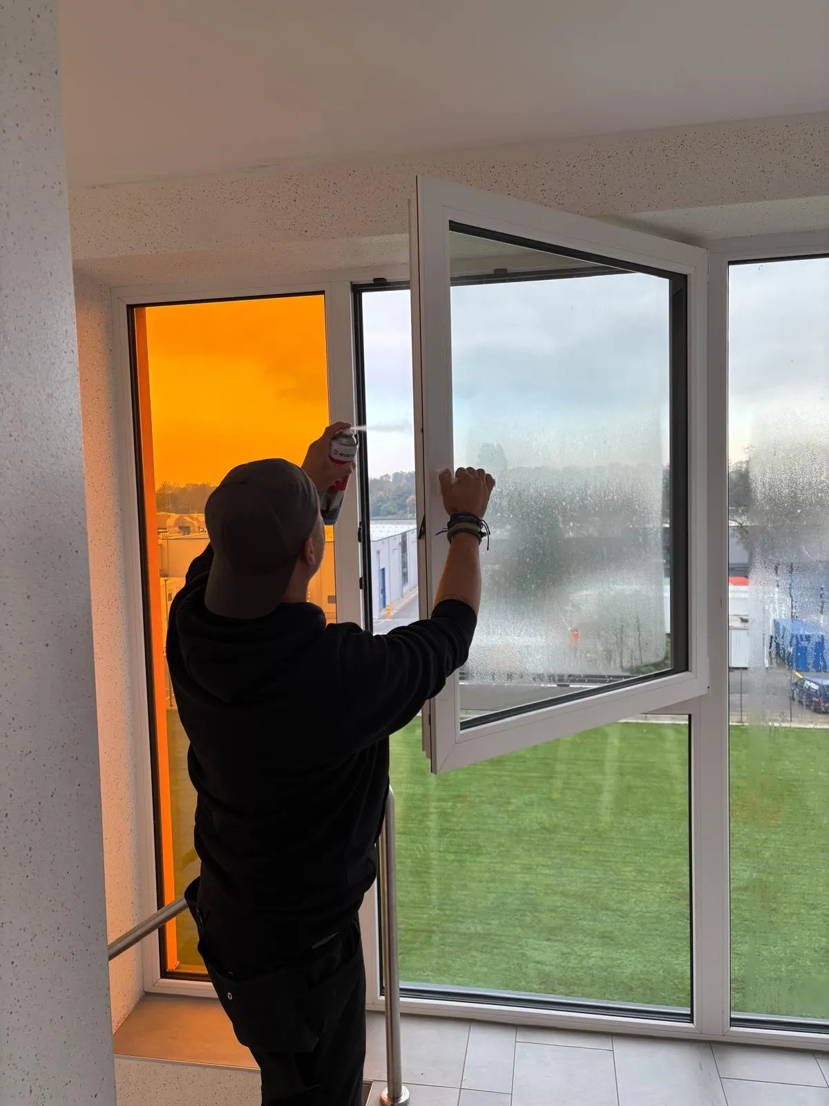 Mann streicht Fenster neu von Reparaturservice Wendt