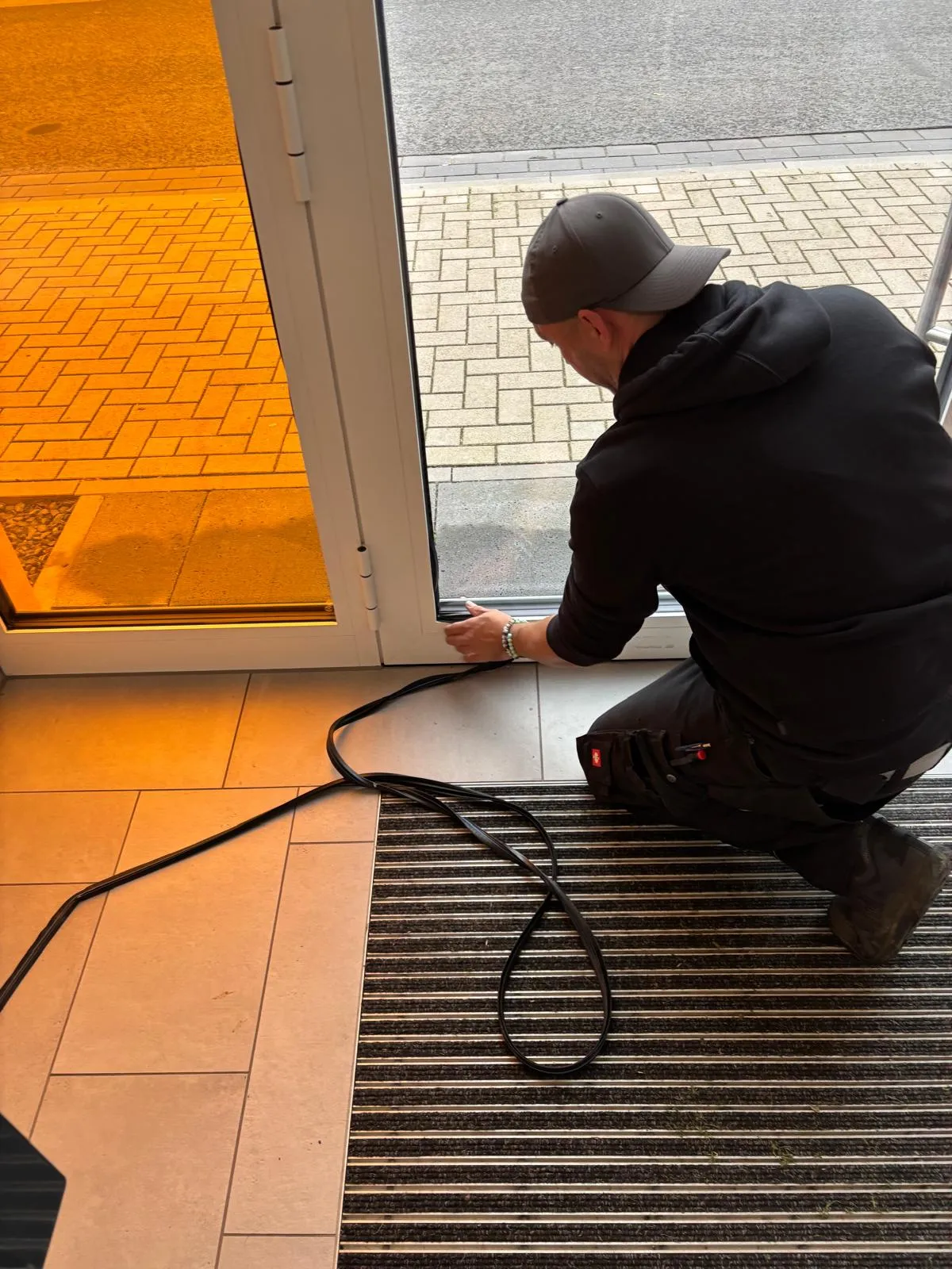 Mann streicht Fenster neu von Reparaturservice Wendt
