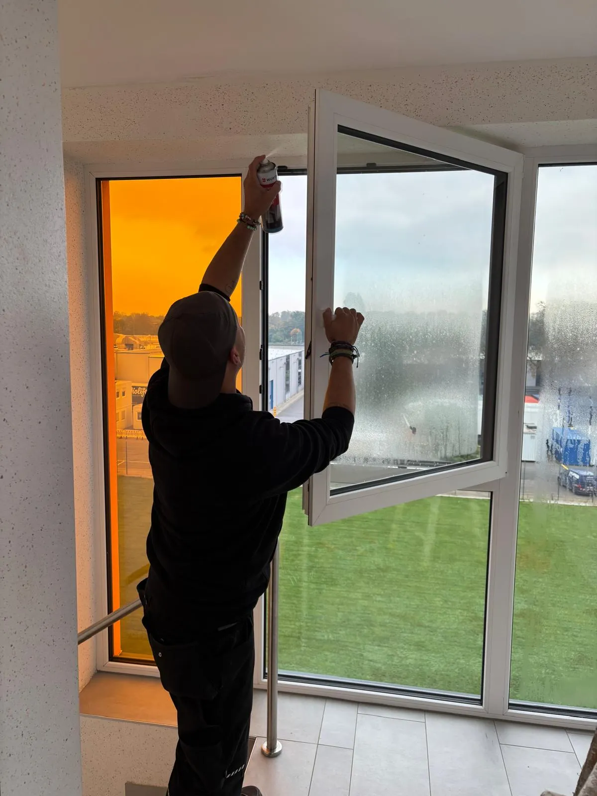 Mann streicht Fenster neu von Reparaturservice Wendt