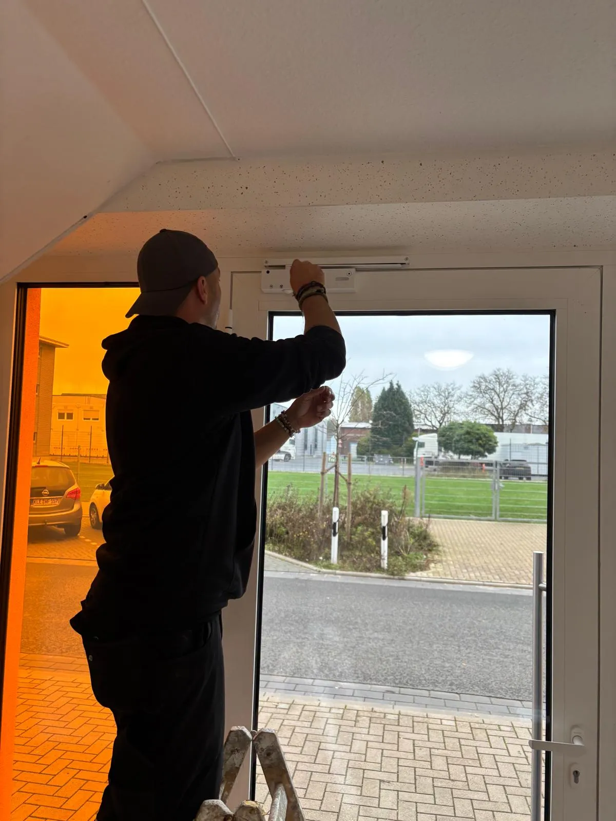Mann streicht Fenster neu von Reparaturservice Wendt