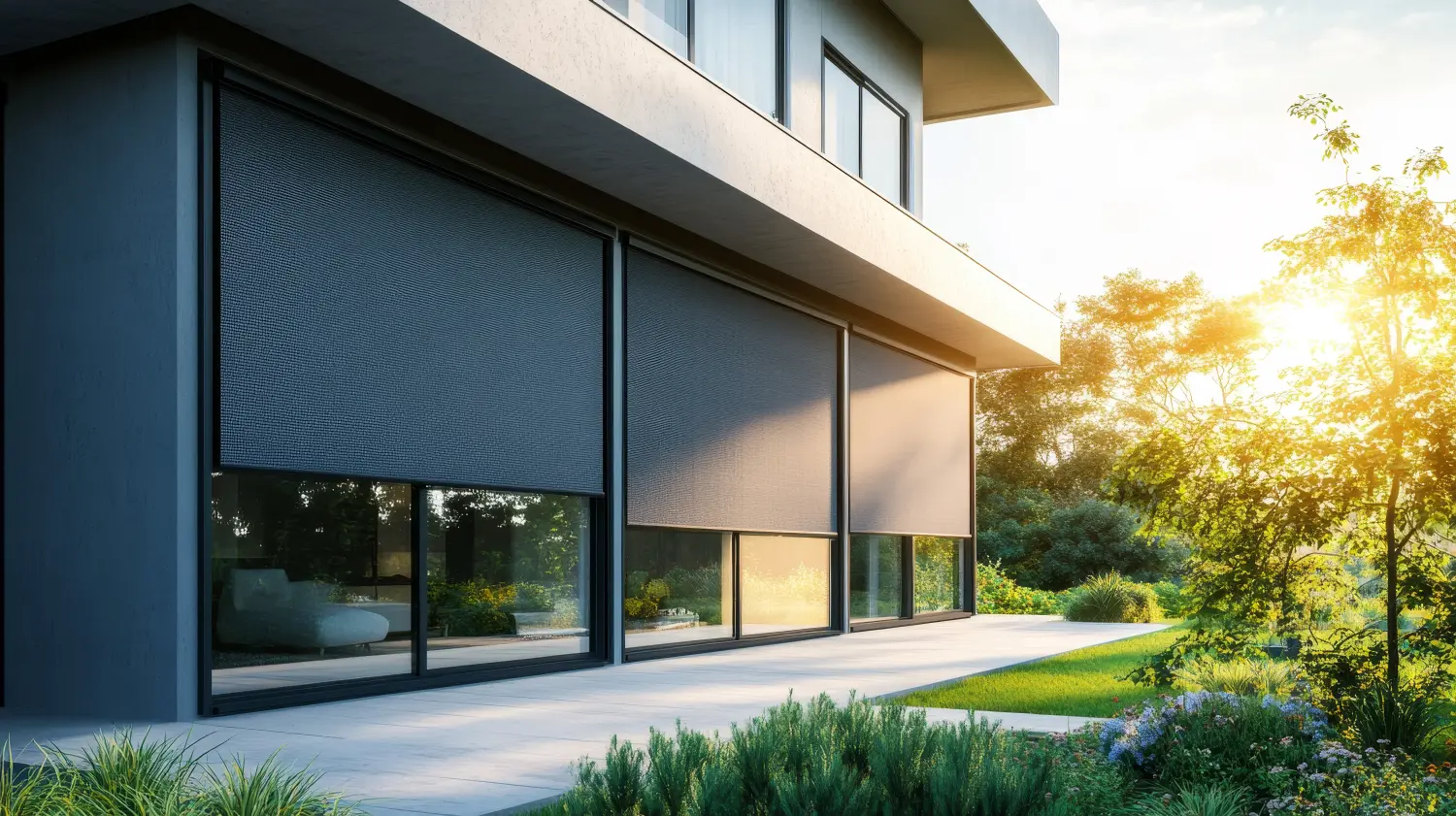 Visual mit Rollläden, die an einem Panoramafenster eines modernen Hauses installiert sind. Die Außenfensterläden bieten Sonnenschutz und Privatsphäre für den Außenbereich des Hauses.