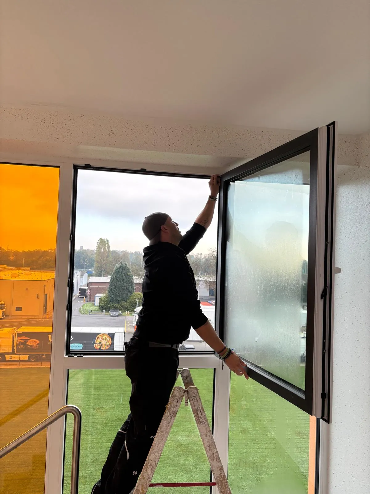 Mann streicht Fenster neu von Reparaturservice Wendt