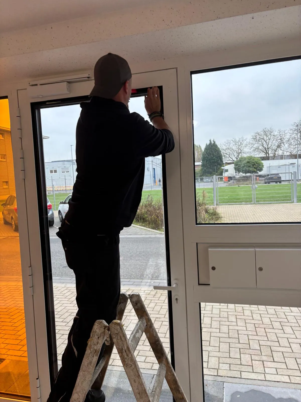 Mann streicht Fenster neu von Reparaturservice Wendt