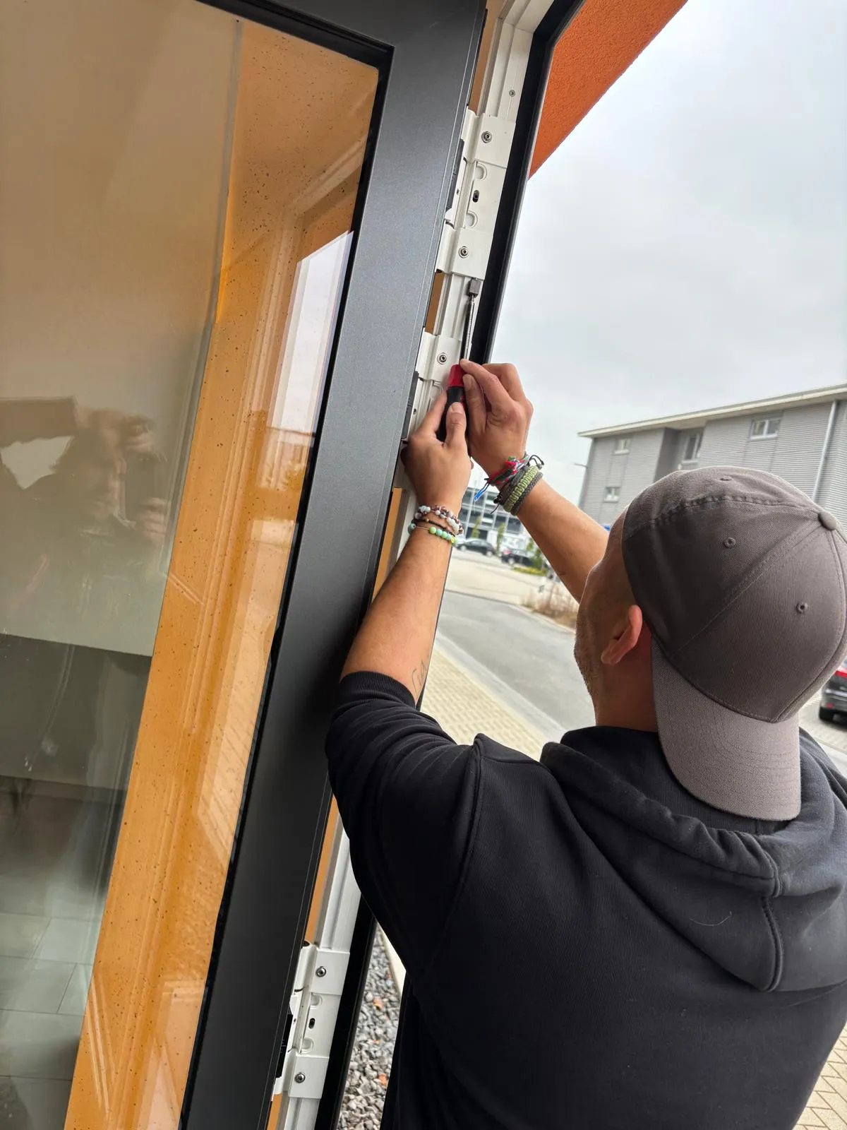 Mann streicht Fenster neu von Reparaturservice Wendt